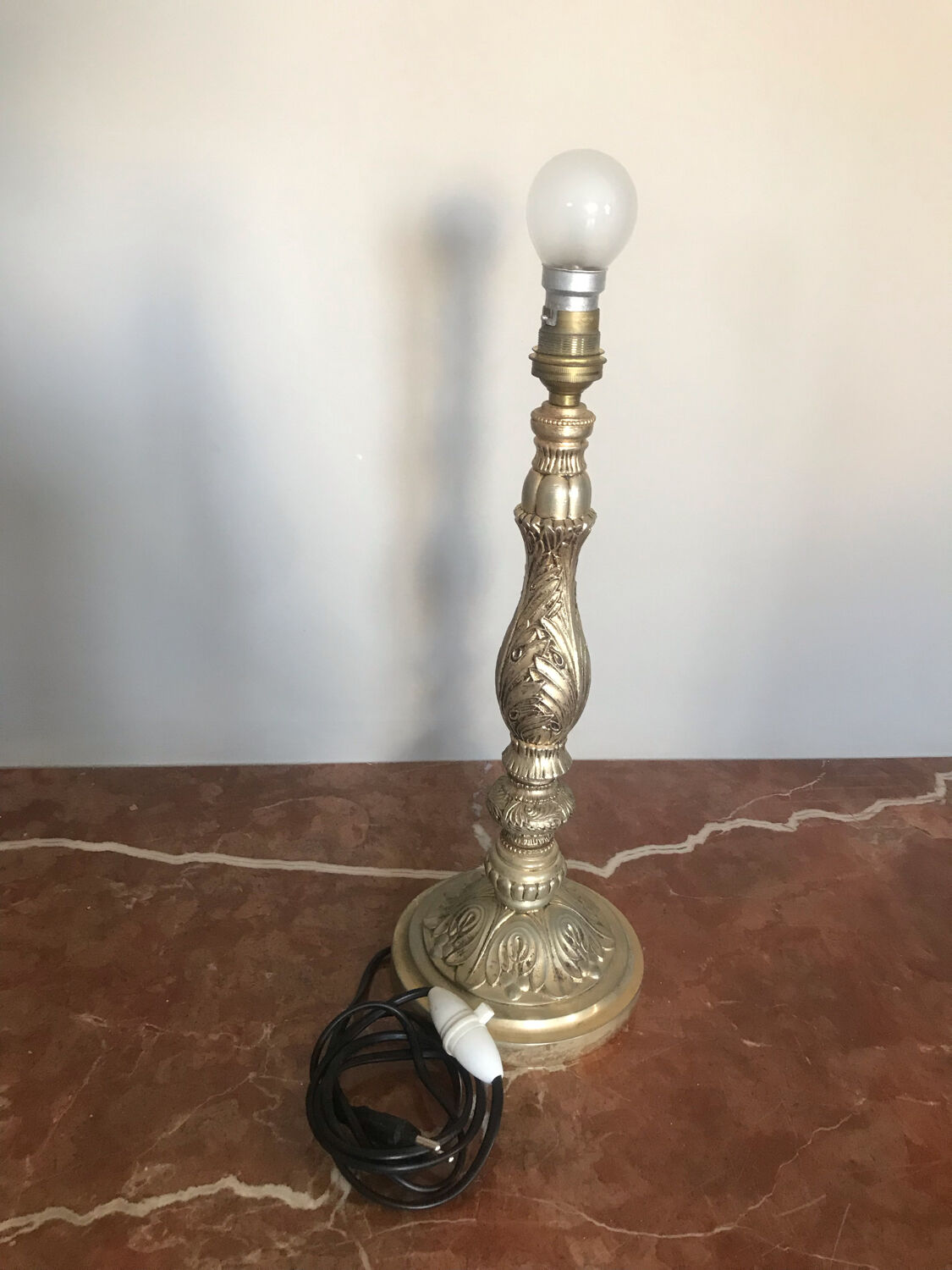 Pied de lampe de chevet joliement décoré