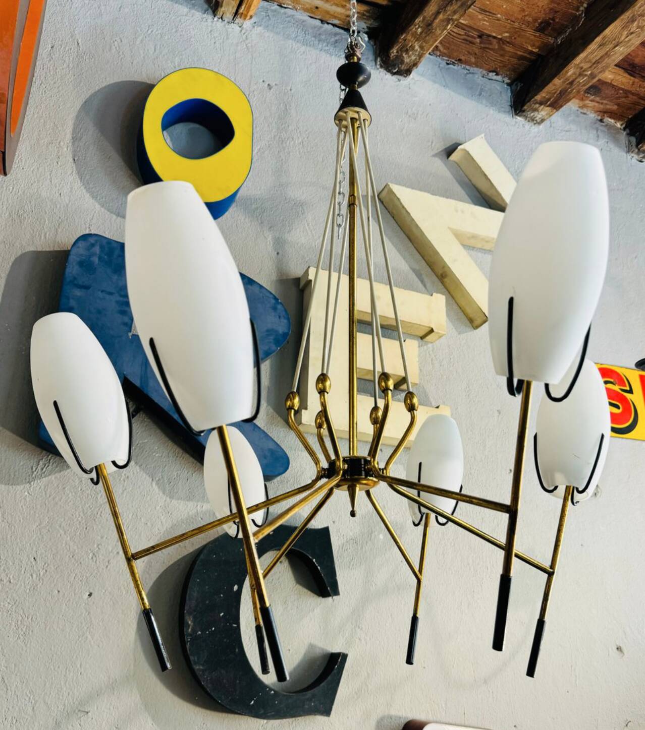 Lampadario vintage in vetro opalino bianco