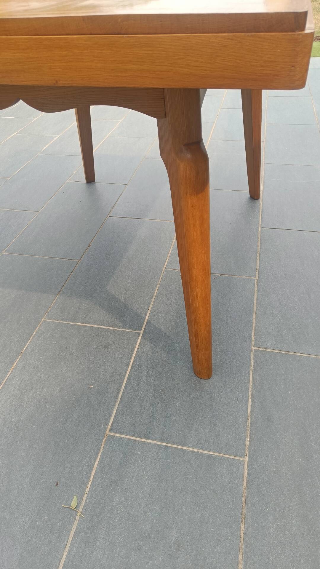 Table scandinave en chêne – 110 × 90 cm