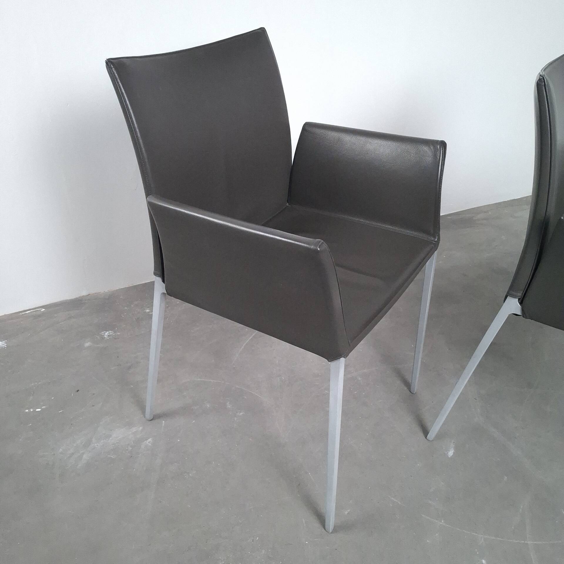 2 chaises à accoudoir Zanotta modèle Lia design de Roberto Barbieri