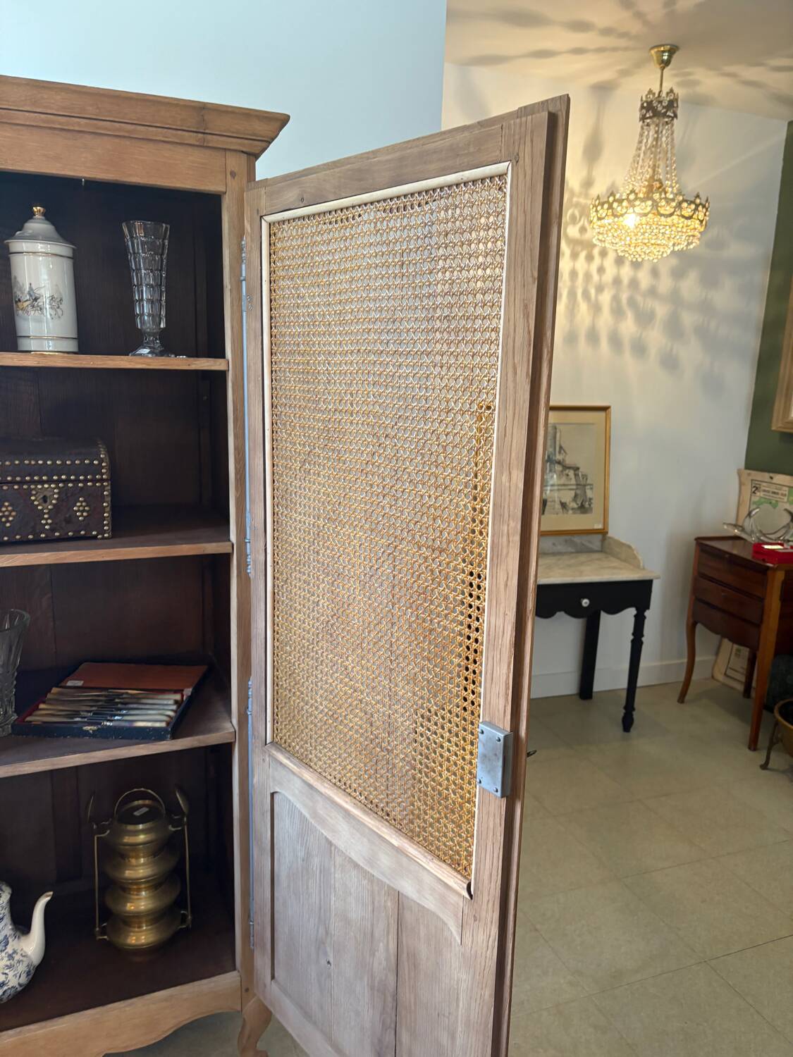 Cane-work oak bonnetière