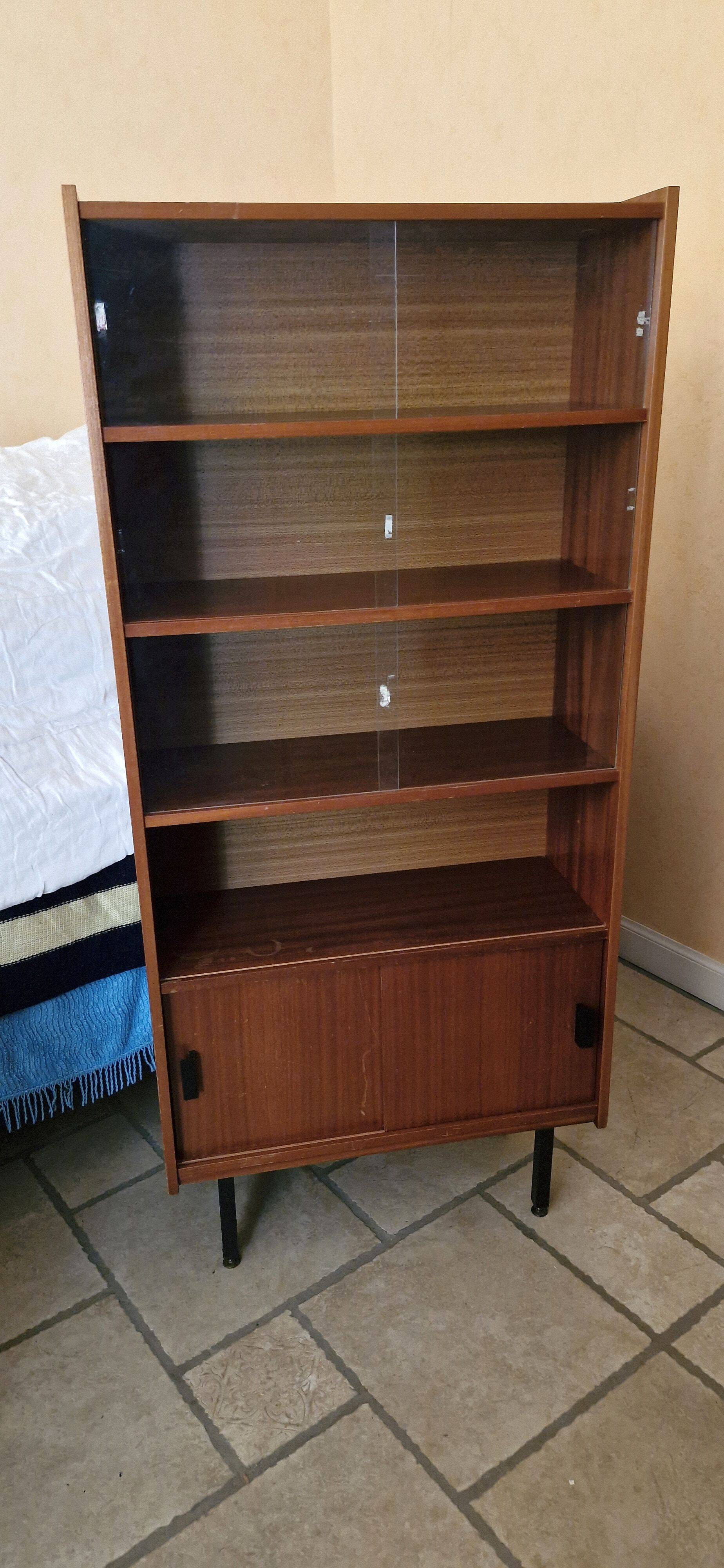 Vintage: Wooden display cabinet with 5 shelves, 4 metal legs.