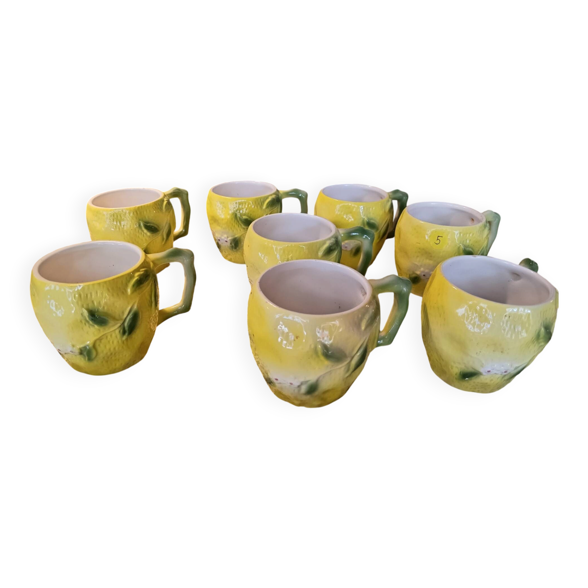 Huit mugs en barbotine