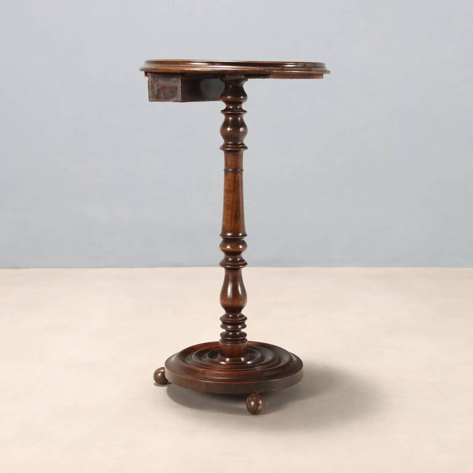 Petite table ancienne en hêtre teinté noyer, Italie, XXe siècle