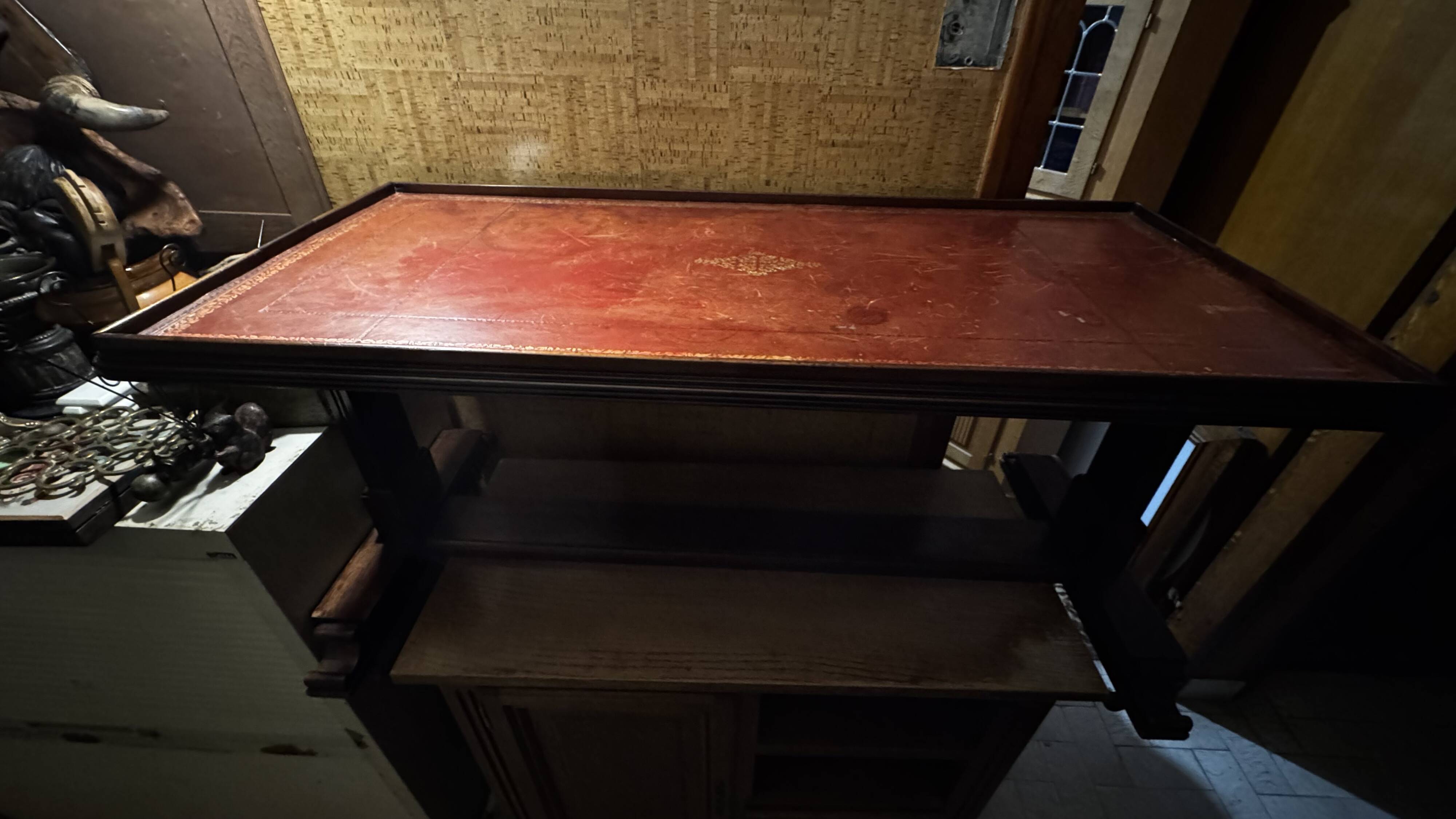 Mahogany and leather coffee table from the 19th century.