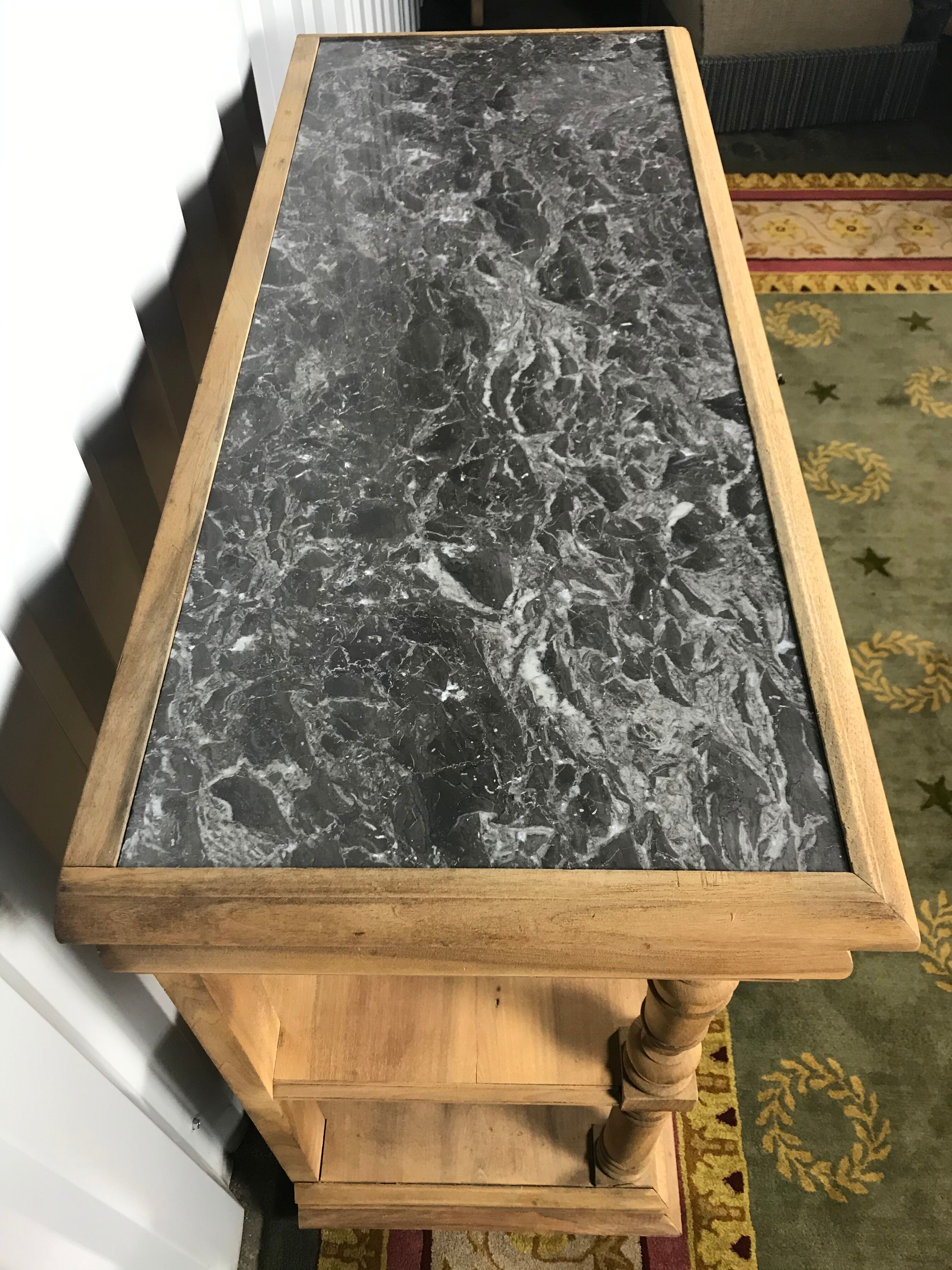 Console Henri II noyer aéro gommé et marbre