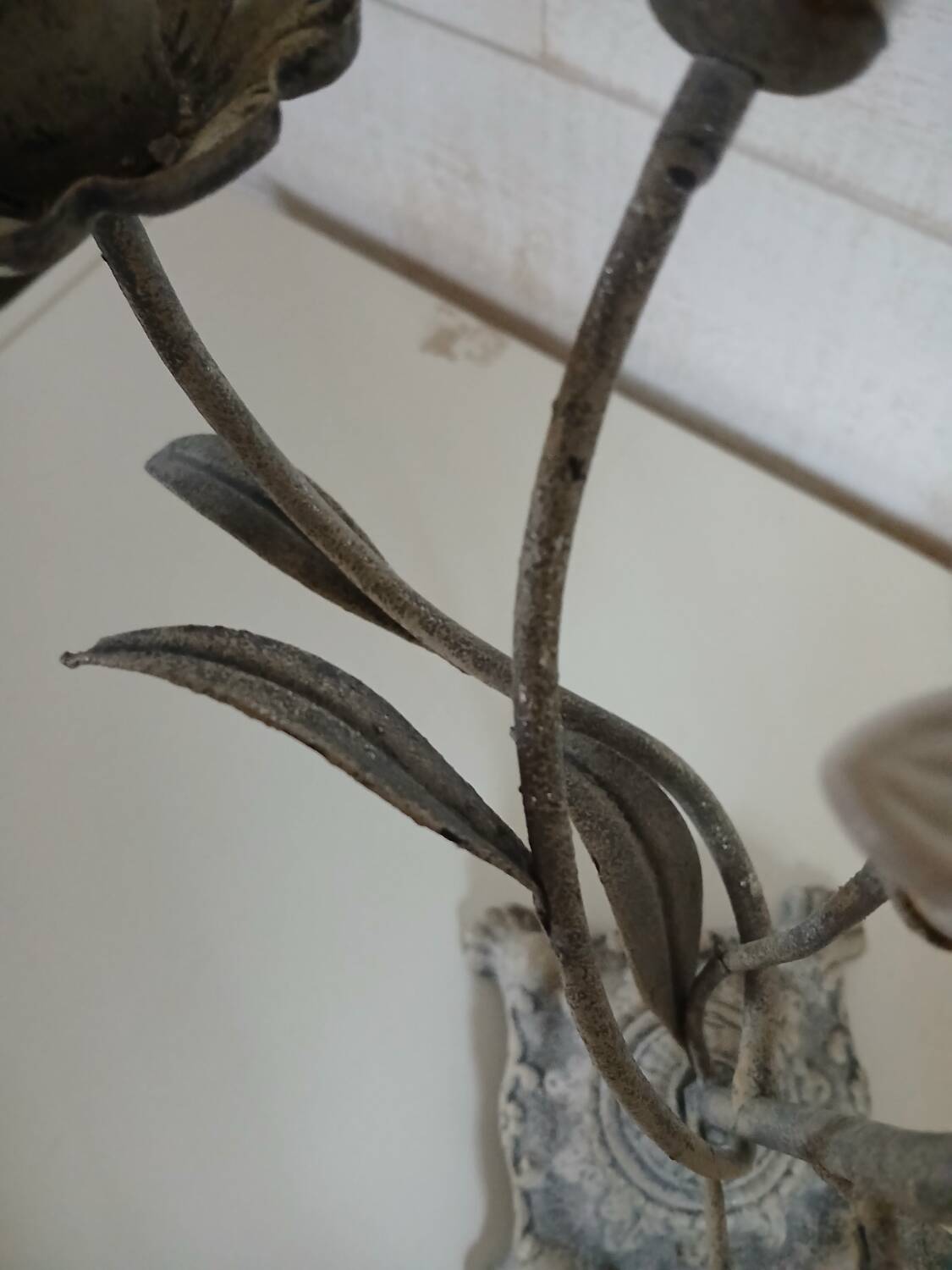 Antique chandelier in cast iron/metal and porcelain