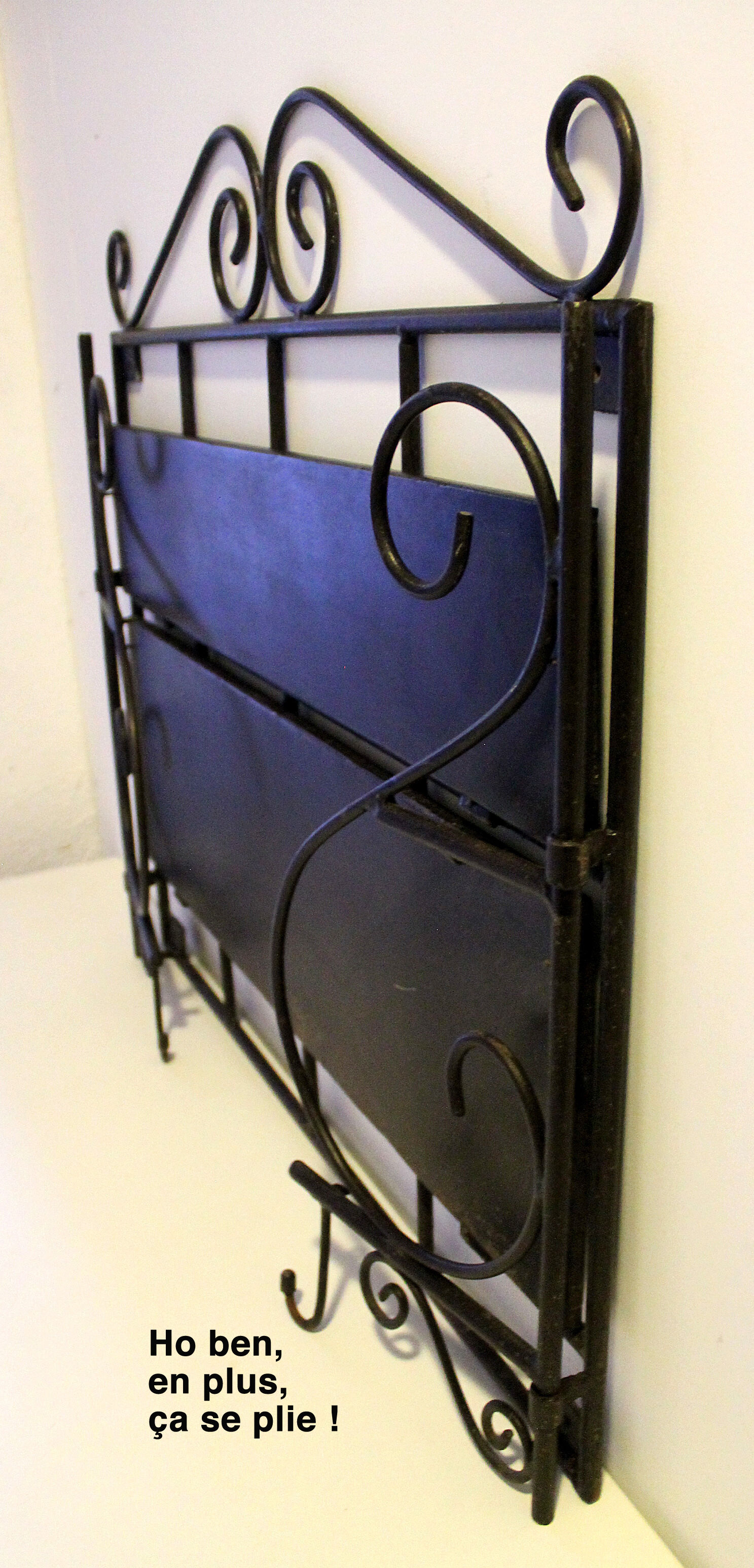 Wall-mounted or table-mounted wrought iron shelf