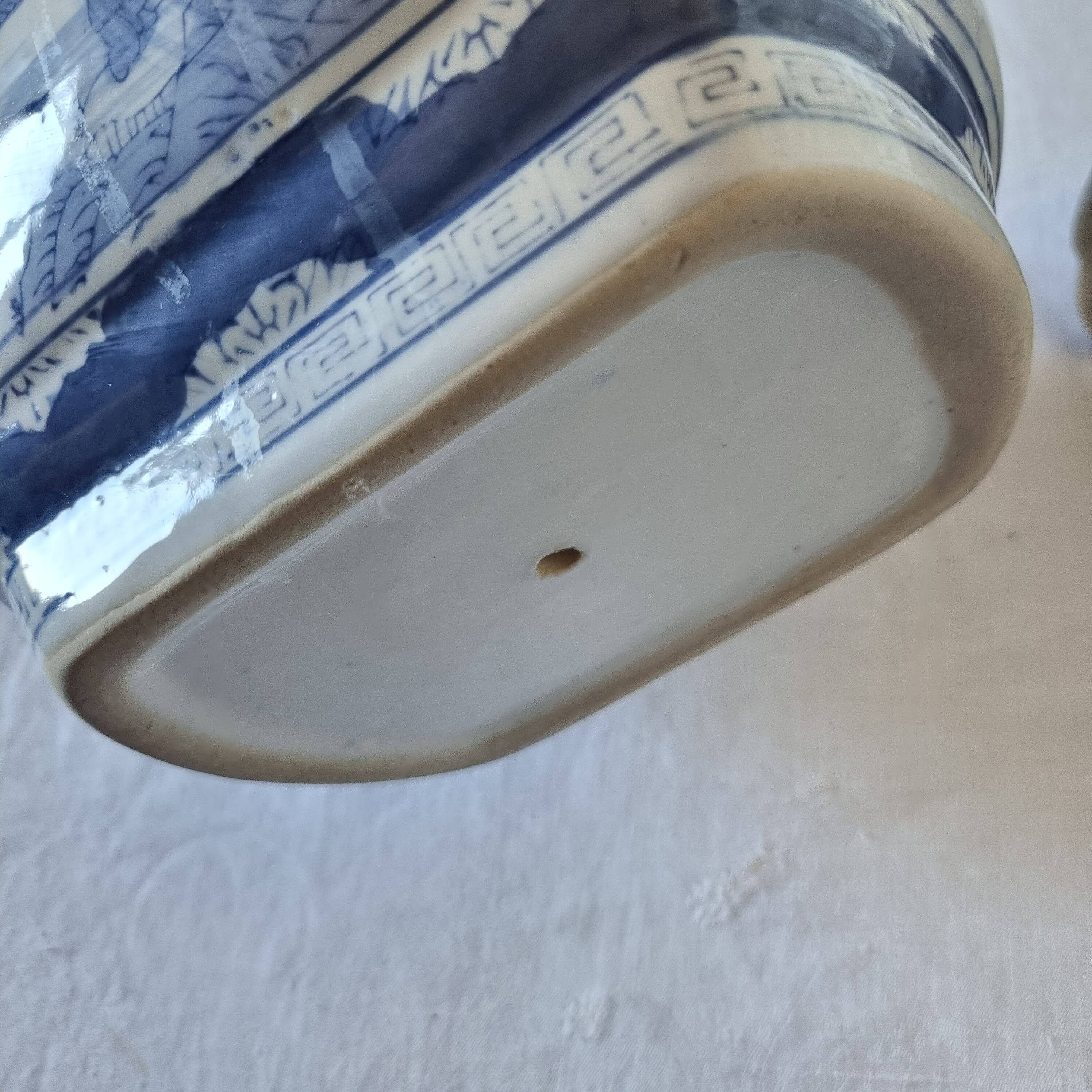 Magnifique cache-pot oriental sur piédestal en porcelaine bleue et blanche