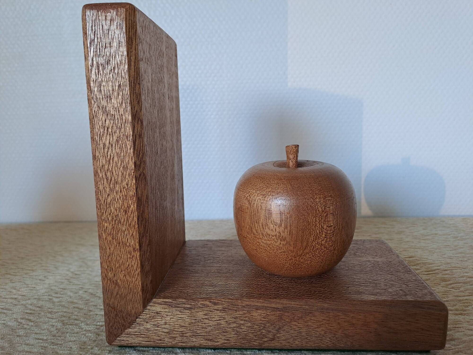Wooden bookends shaped like an apple and pear – Minimalist design