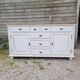 Buffet en bois patiné blanc