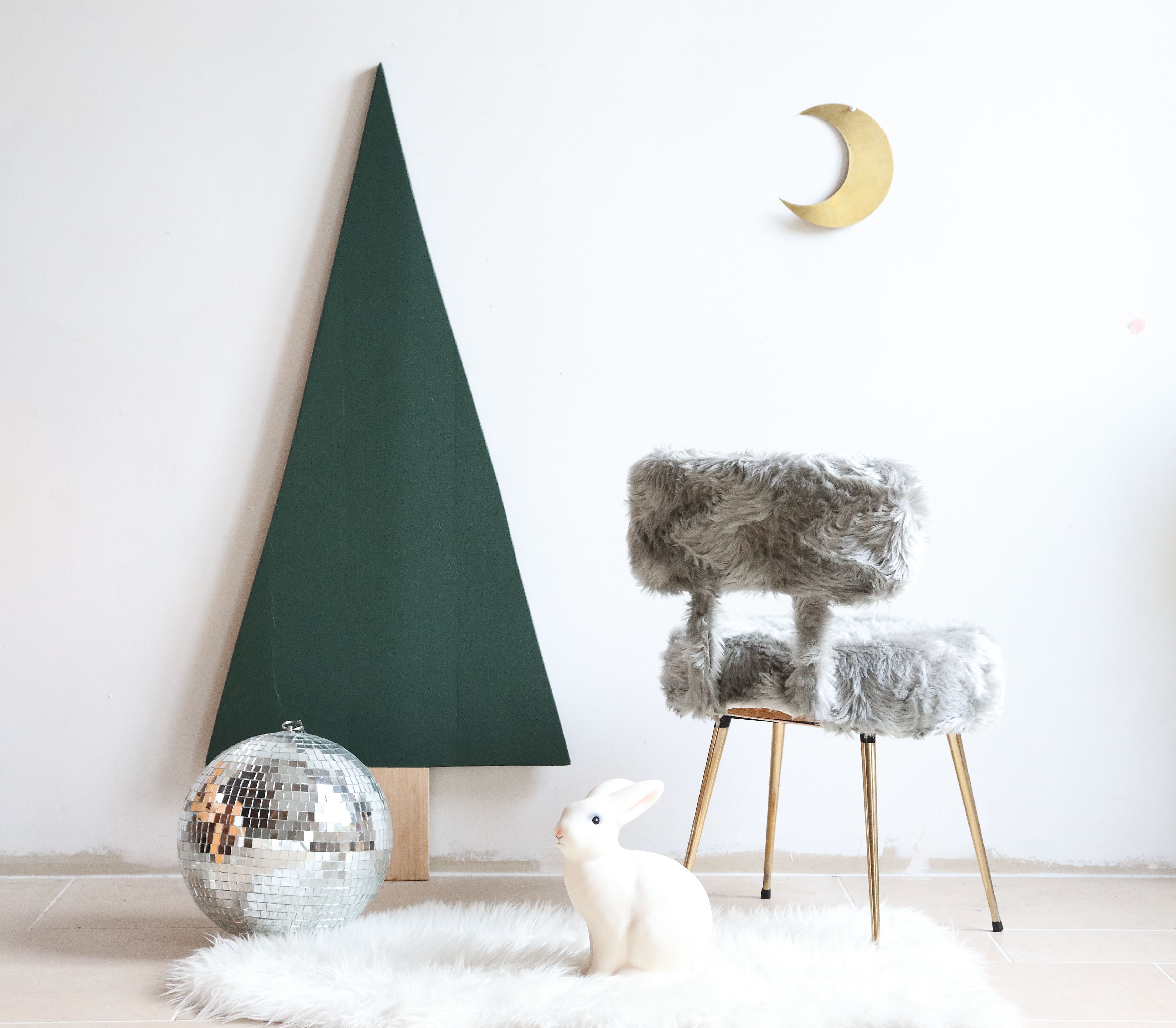 Pelfran mouldy chair in faux grey fur