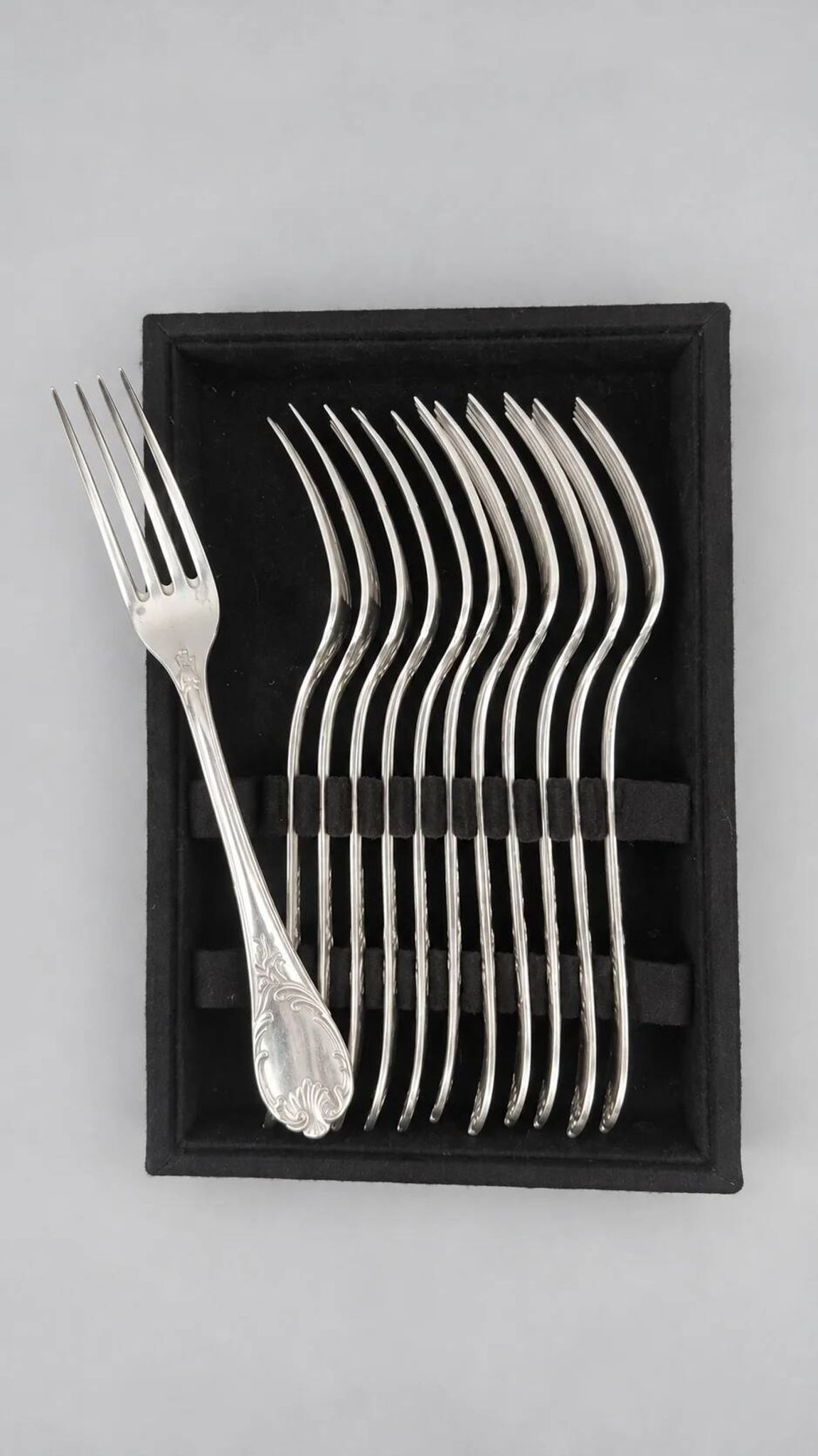 Twelve large table forks Christofle Marly, silver-plated metal.