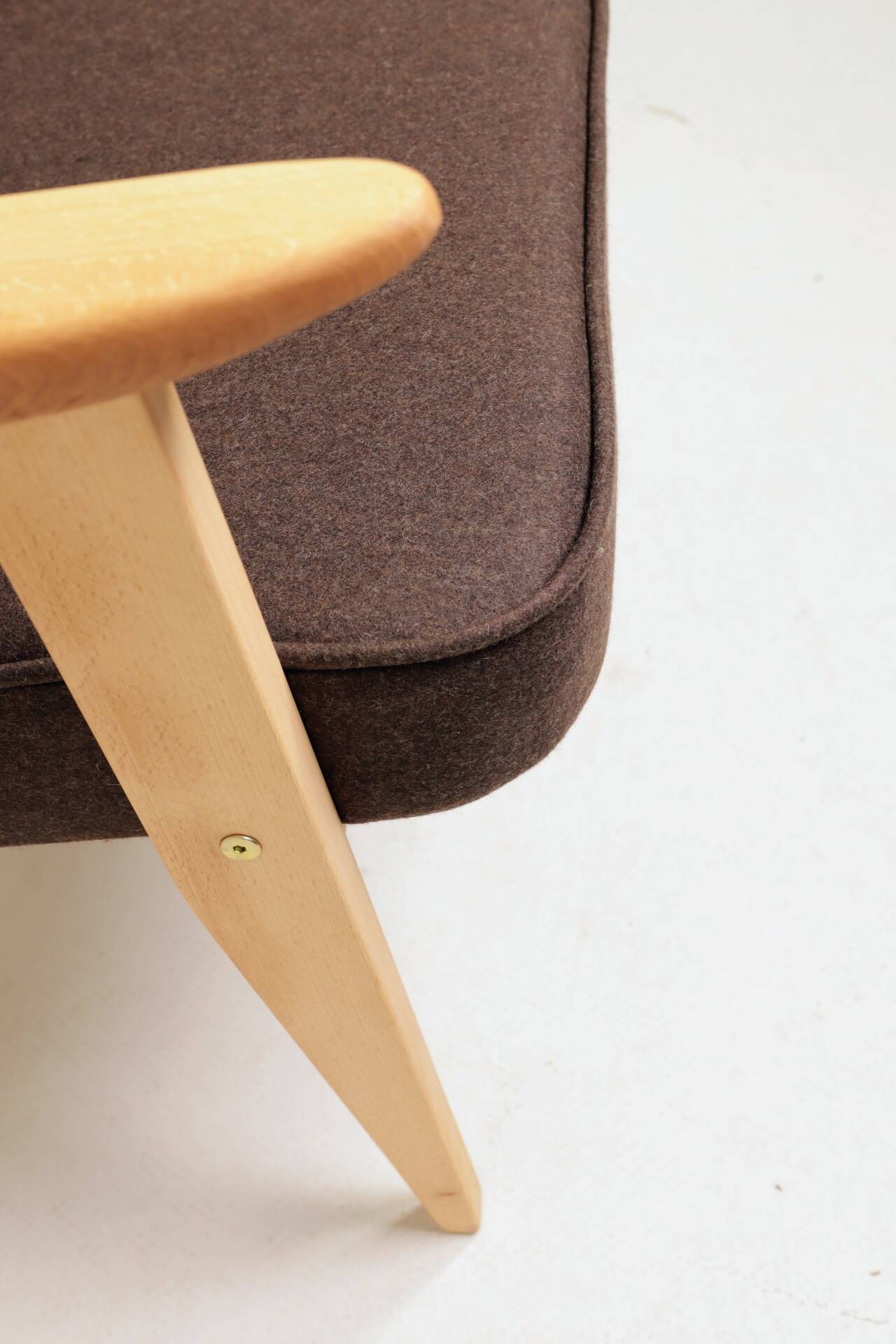 Fauteuil rétro en tissu en laine cacao, bois de hêtre naturel