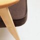 Fauteuil rétro en tissu en laine cacao, bois de hêtre naturel