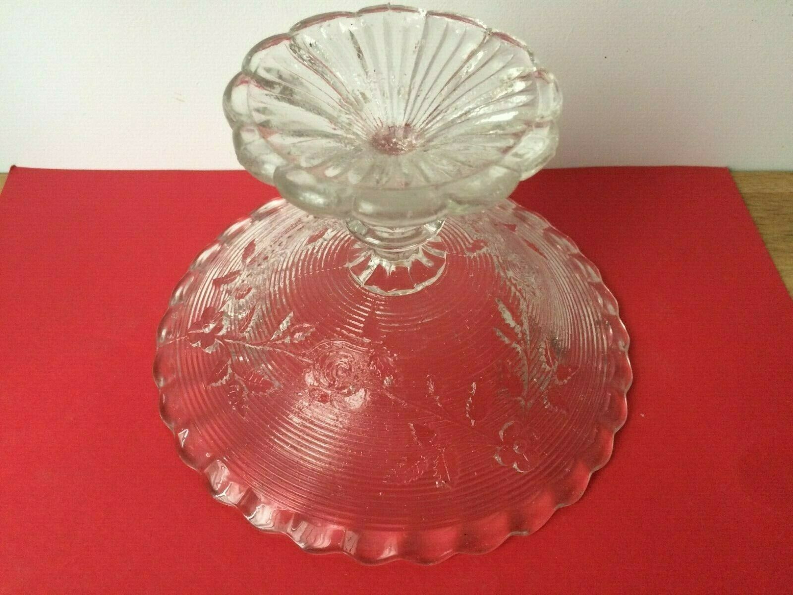 Cut on foot in molded glass