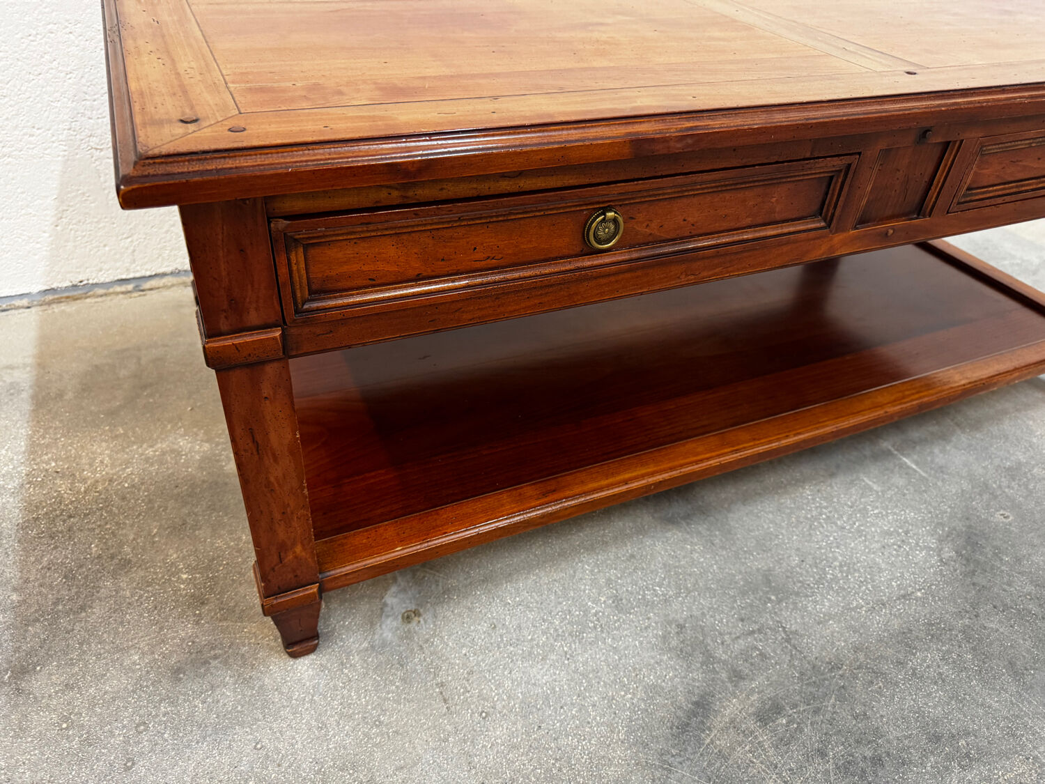 Coffee table with 2 drawers in solid wood.