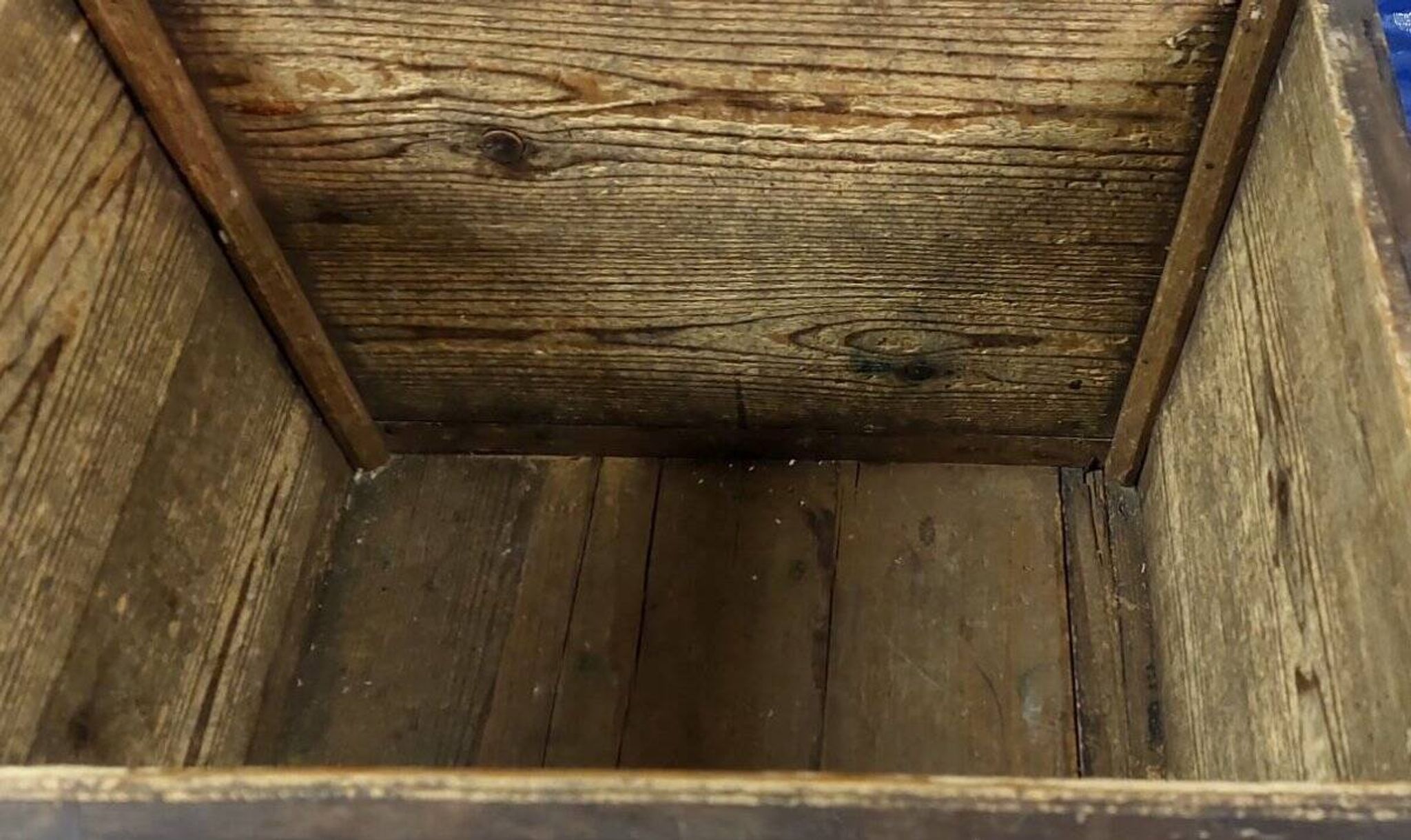 Small finely carved wooden chest, Renaissance style, 19th century, Tuscany