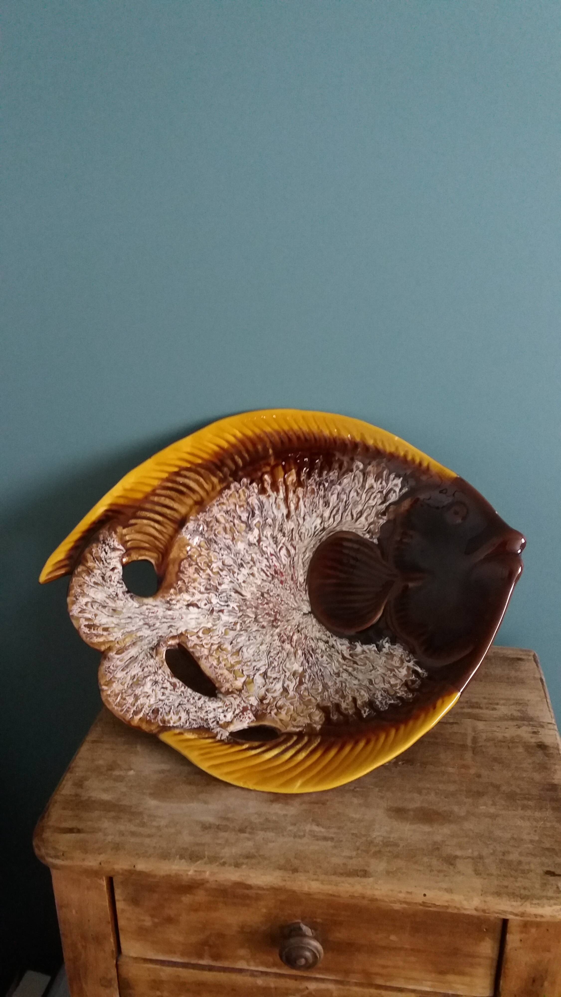 Zoomorphic fish-shaped slipcase in slipware, Vallauris