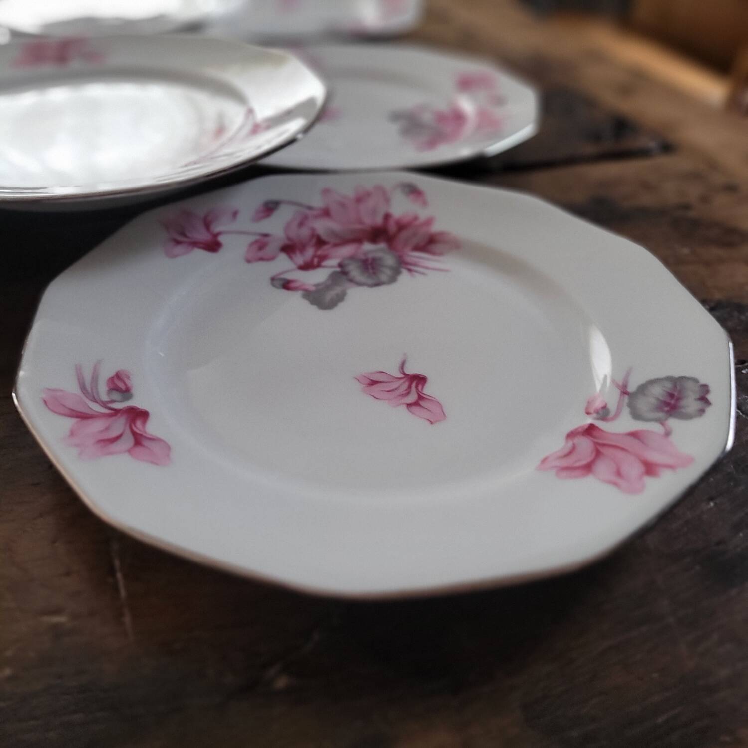 7 assiettes à dessert MBS France – décor de cyclamens roses, liseré ar