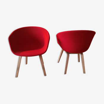 Lot de 2 fauteuils en toile rouge et bois (distribué par la galerie sentou)