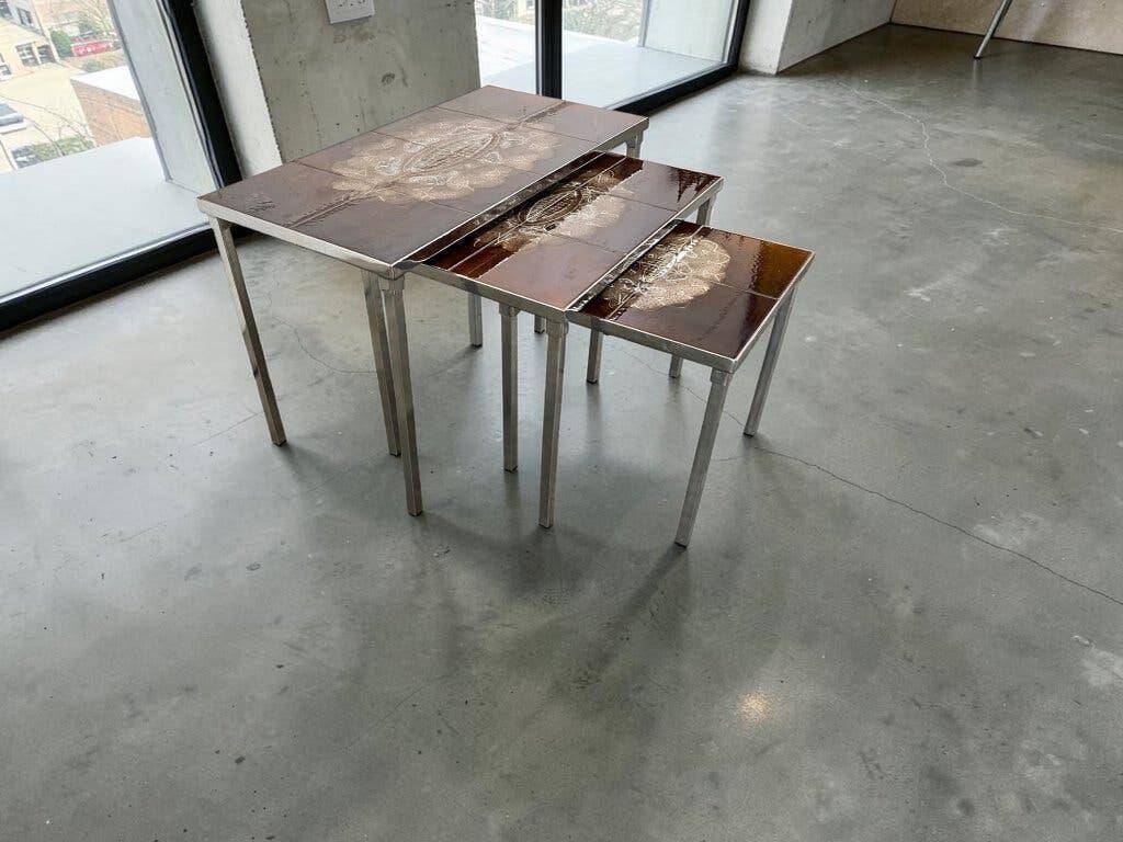Ensemble de 3 tables gigognes vintage / tables d'appoint avec céramique
