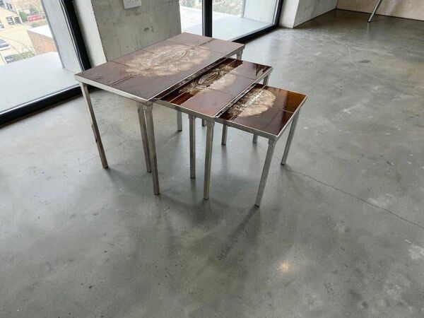 Ensemble de 3 tables gigognes vintage / tables d'appoint avec céramique