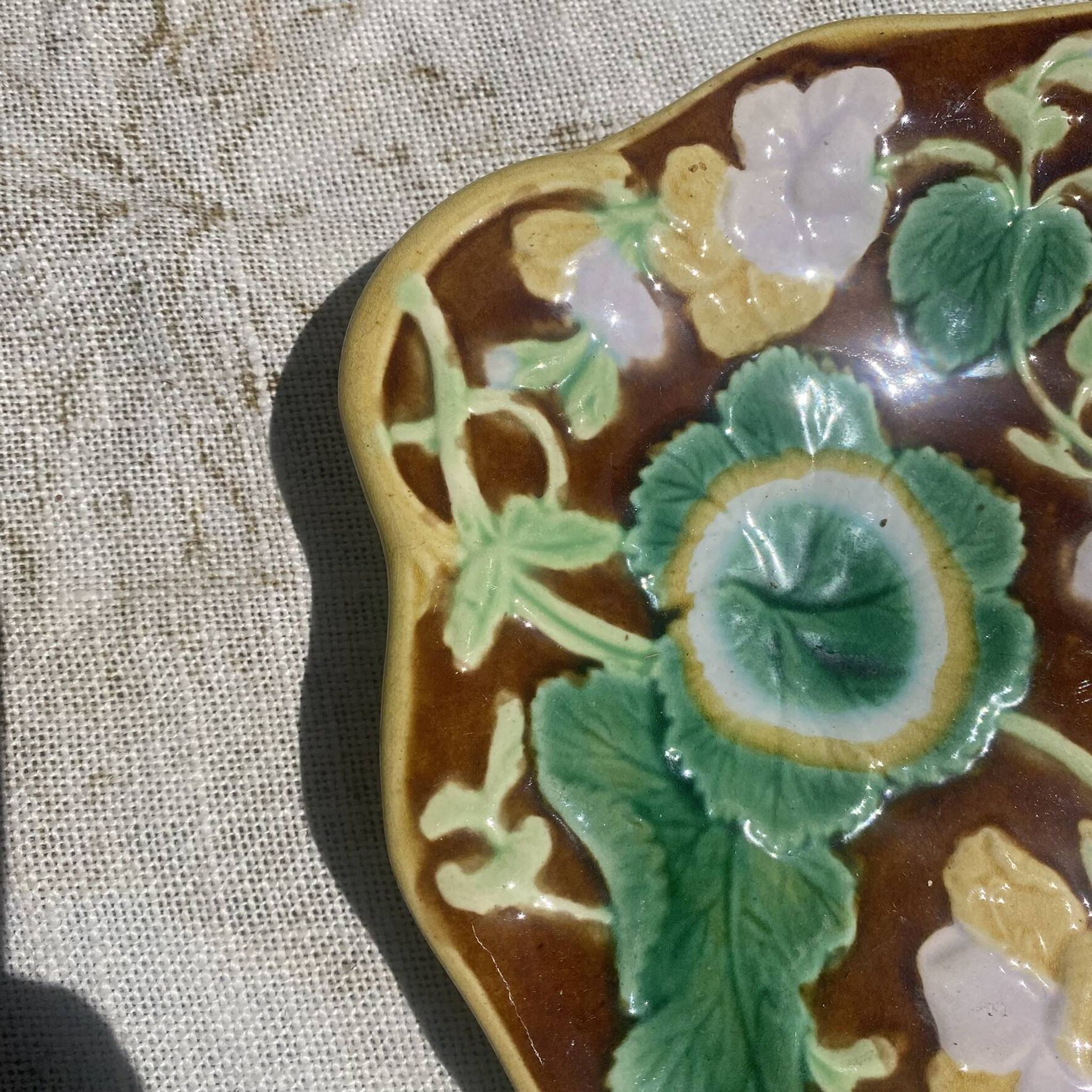 English slipware plate from the 19th century, English majolica.