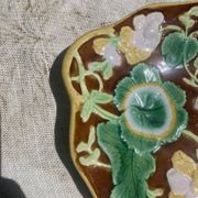 English slipware plate from the 19th century, English majolica.