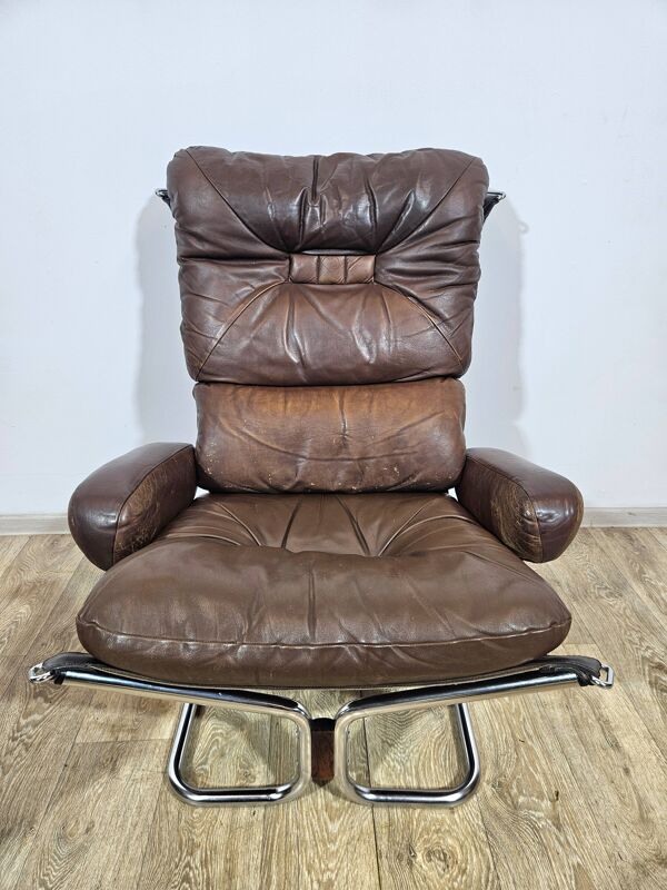 Fauteuil avec repose-pieds, Westnofa, ''Fauteuil à ailes et repose-pieds'', conçu par
