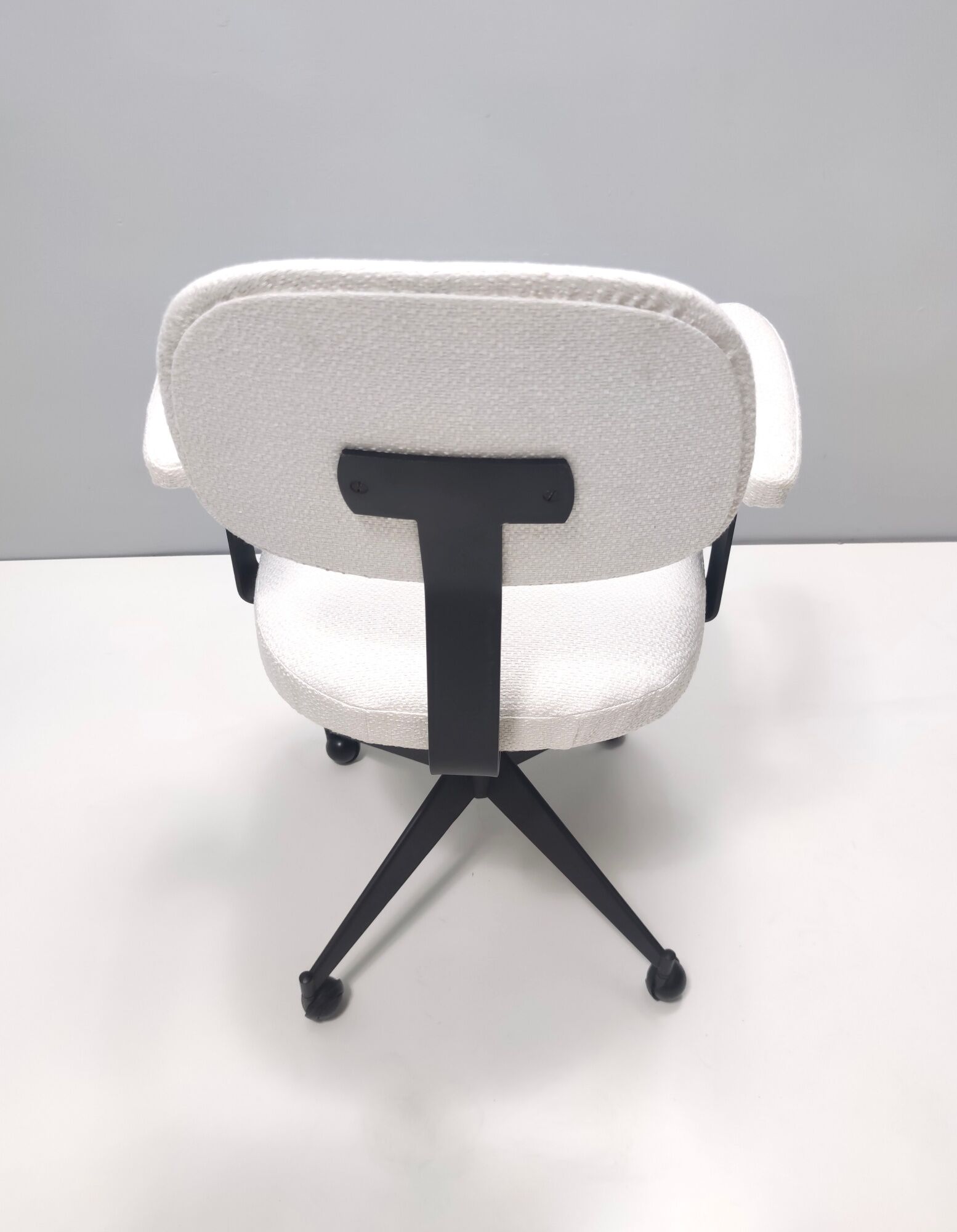 Chaise de bureau vintage en tissu blanc avec cadre en métal noir imputable à velca