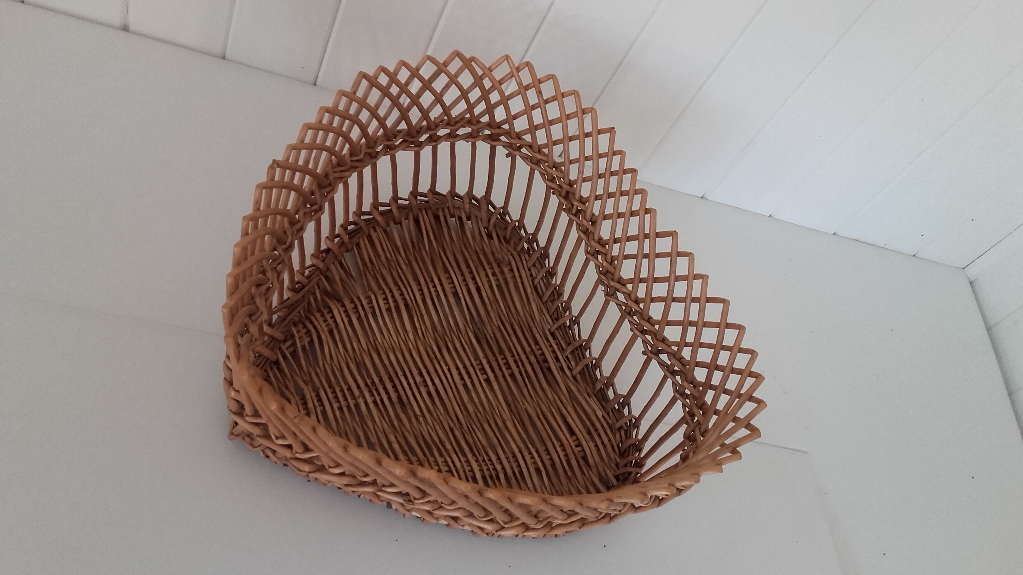 Corbeille en osier ancienne en forme de coeur