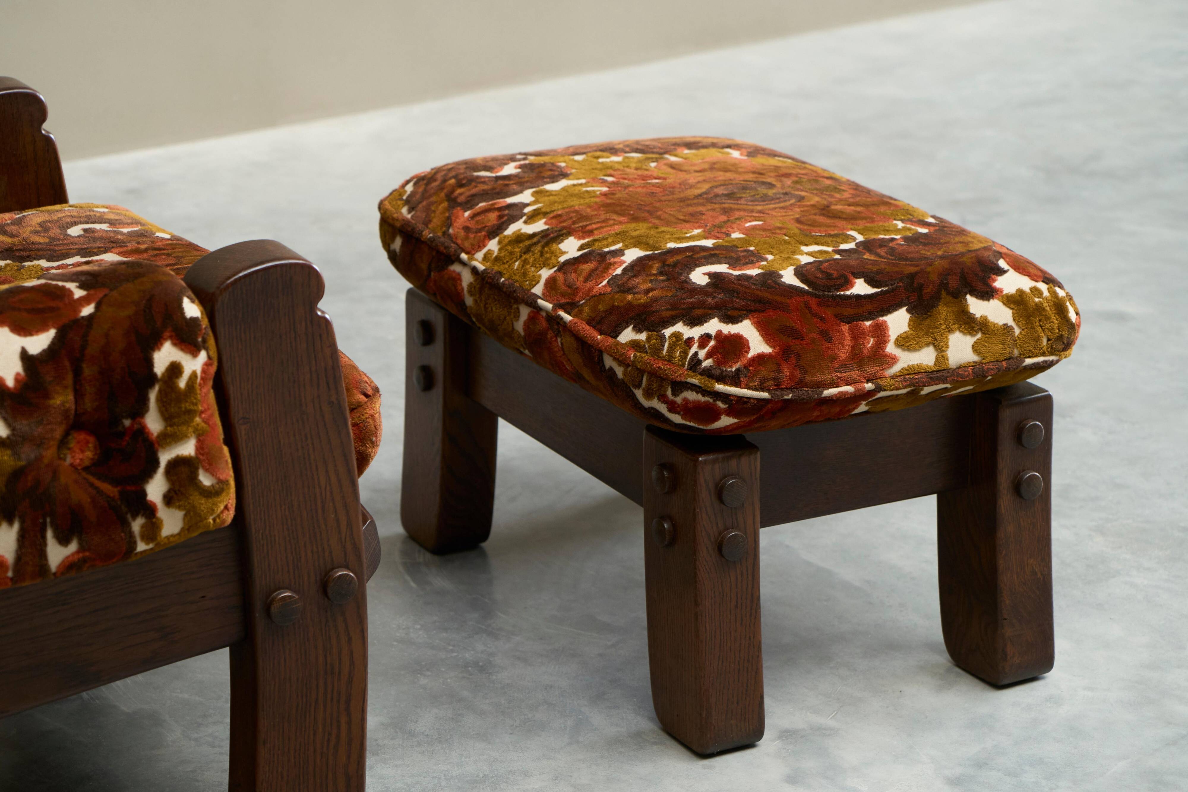 Brutalist lounge chair in solid oak and velvet from the 1960s.