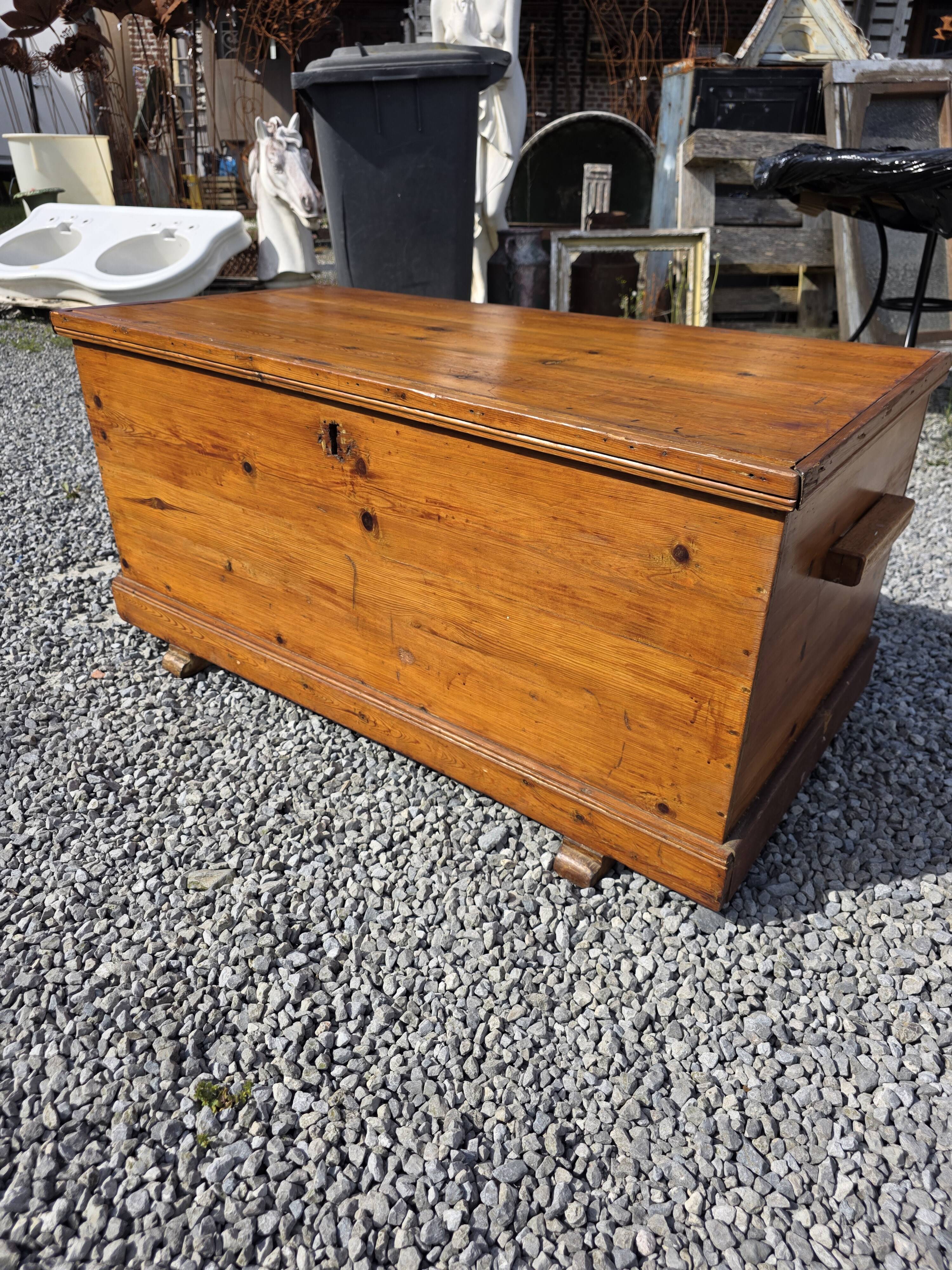 Coffre de metier ancien en sapin