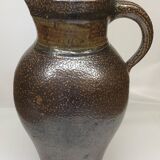 Grand vase pichet en grès brun avec anse