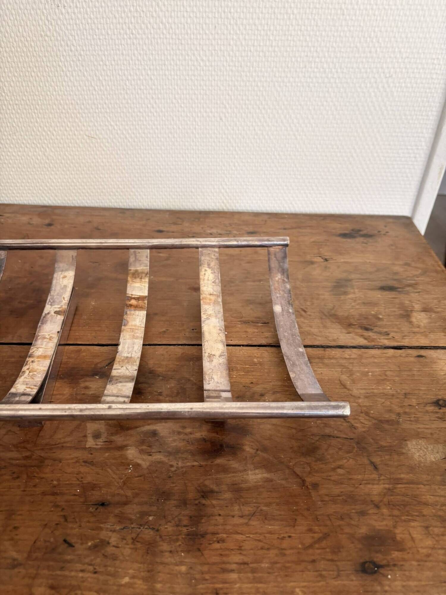 Art Deco metal plate, silvered, hammered on a flat vintage serving stand.