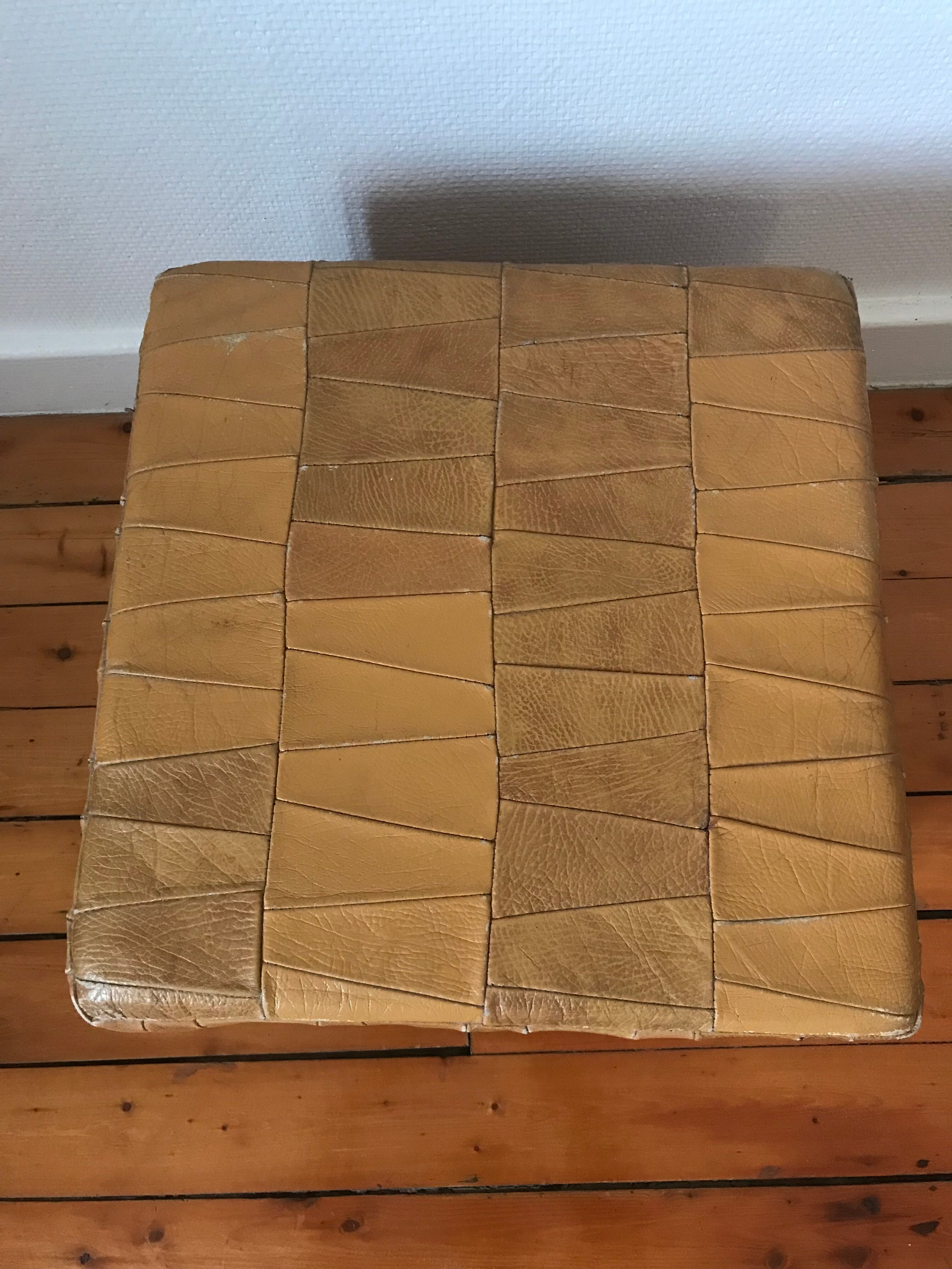 Pouf coffre cuir patchwork vintage circa 1960
