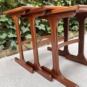 Tables gigognes scandinave vintage en teck par "Victor B Wilkins"