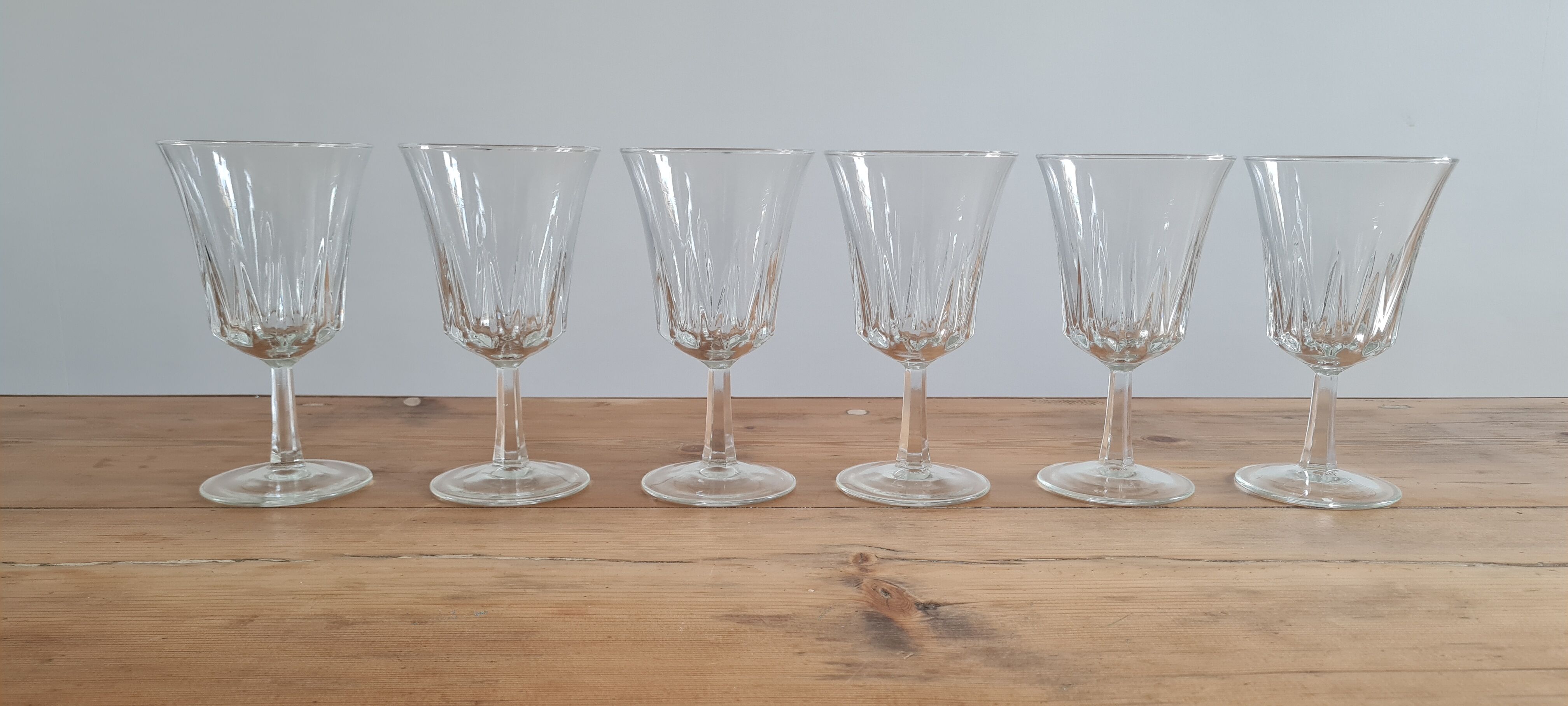 Service of 6 chiseled glasses