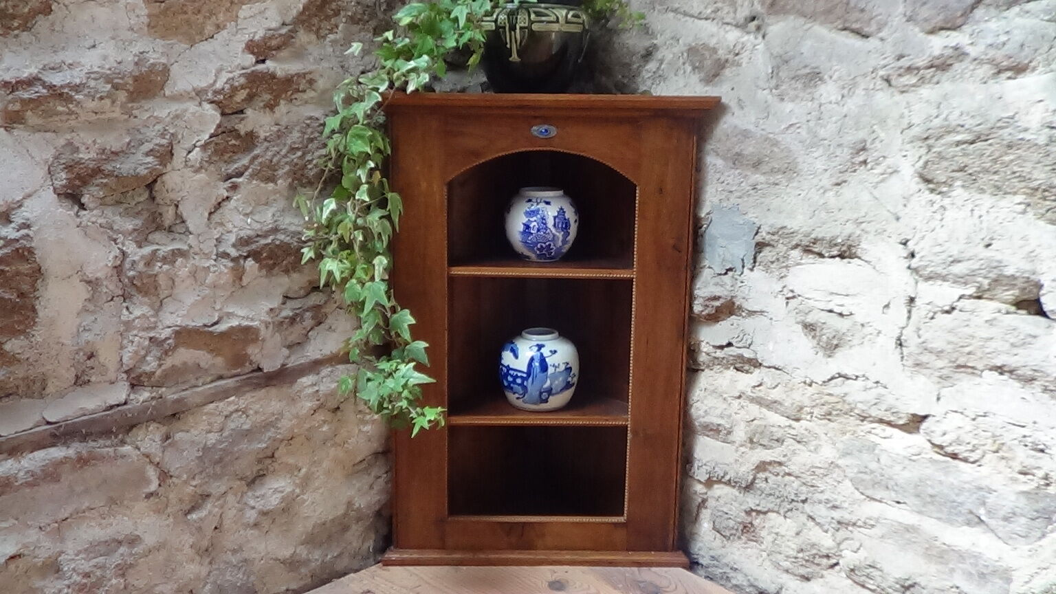 Corner cabinet