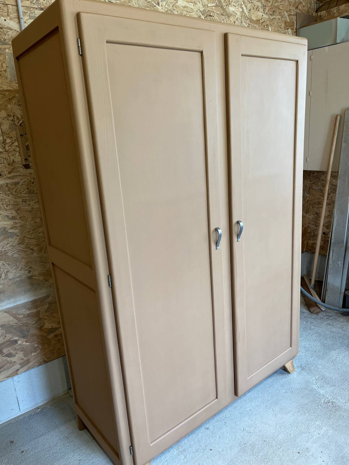 Parisian wardrobe with compass feet