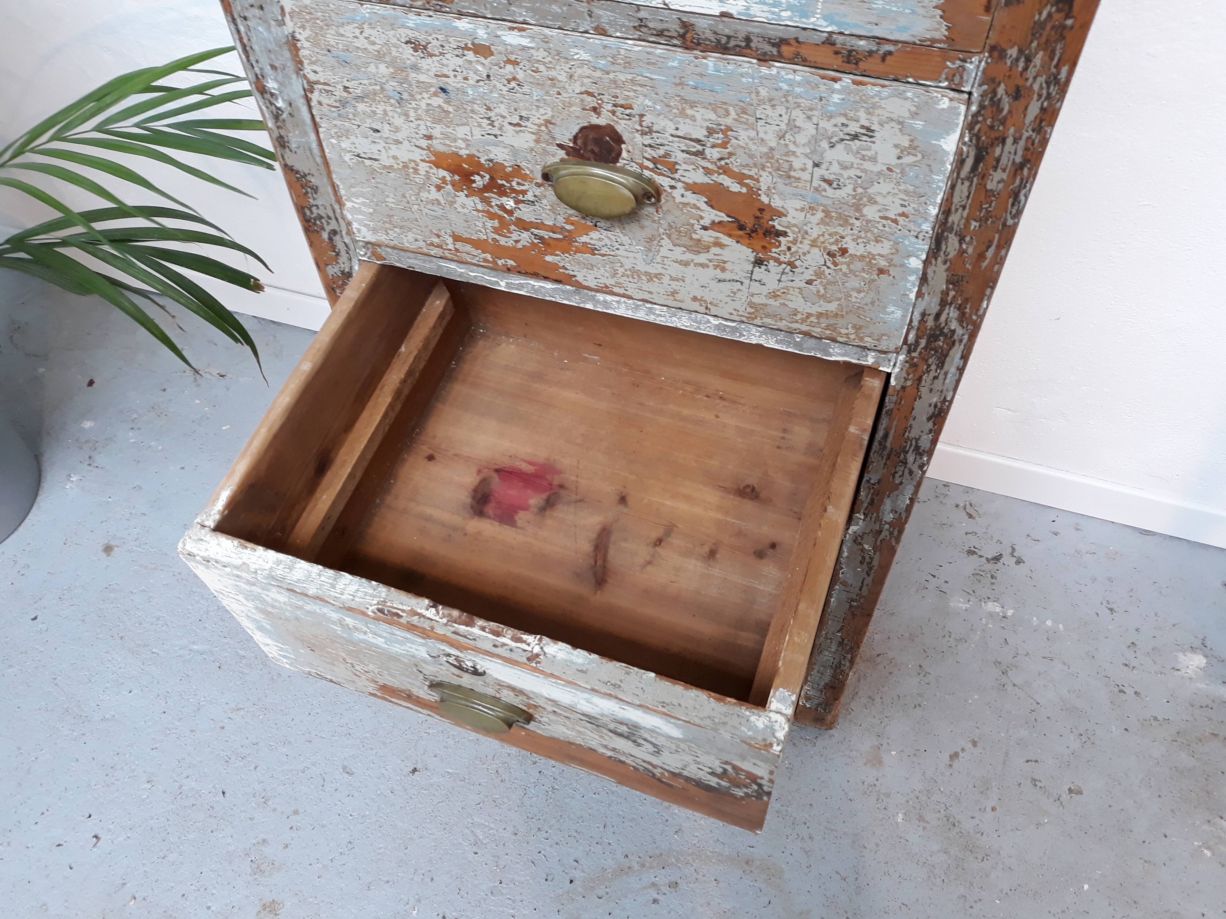 Furniture of trade with rag-to-ceiling drawers