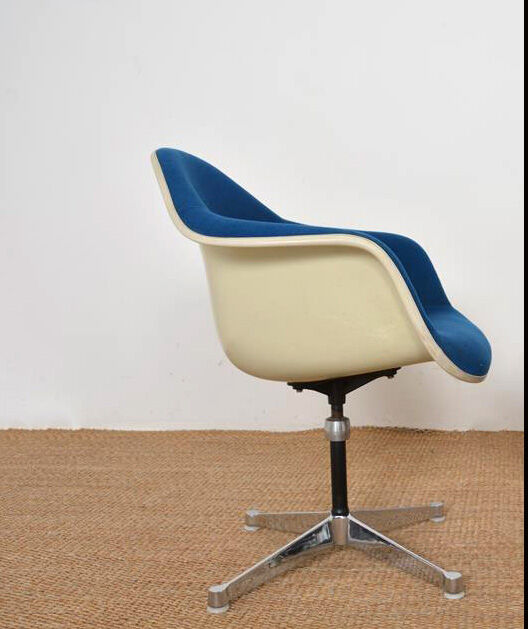 Charles and Ray Eames swivel armchair, Herman Miller Edition dating from the 60s.