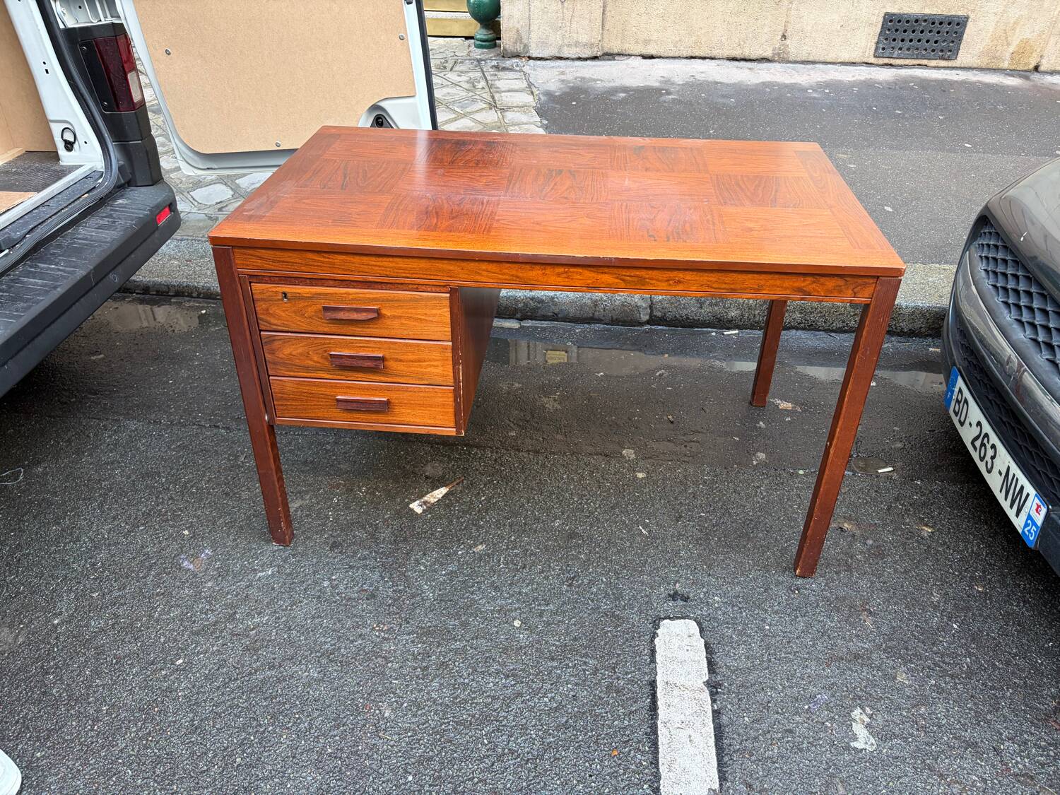 Scandinavian desk heggen