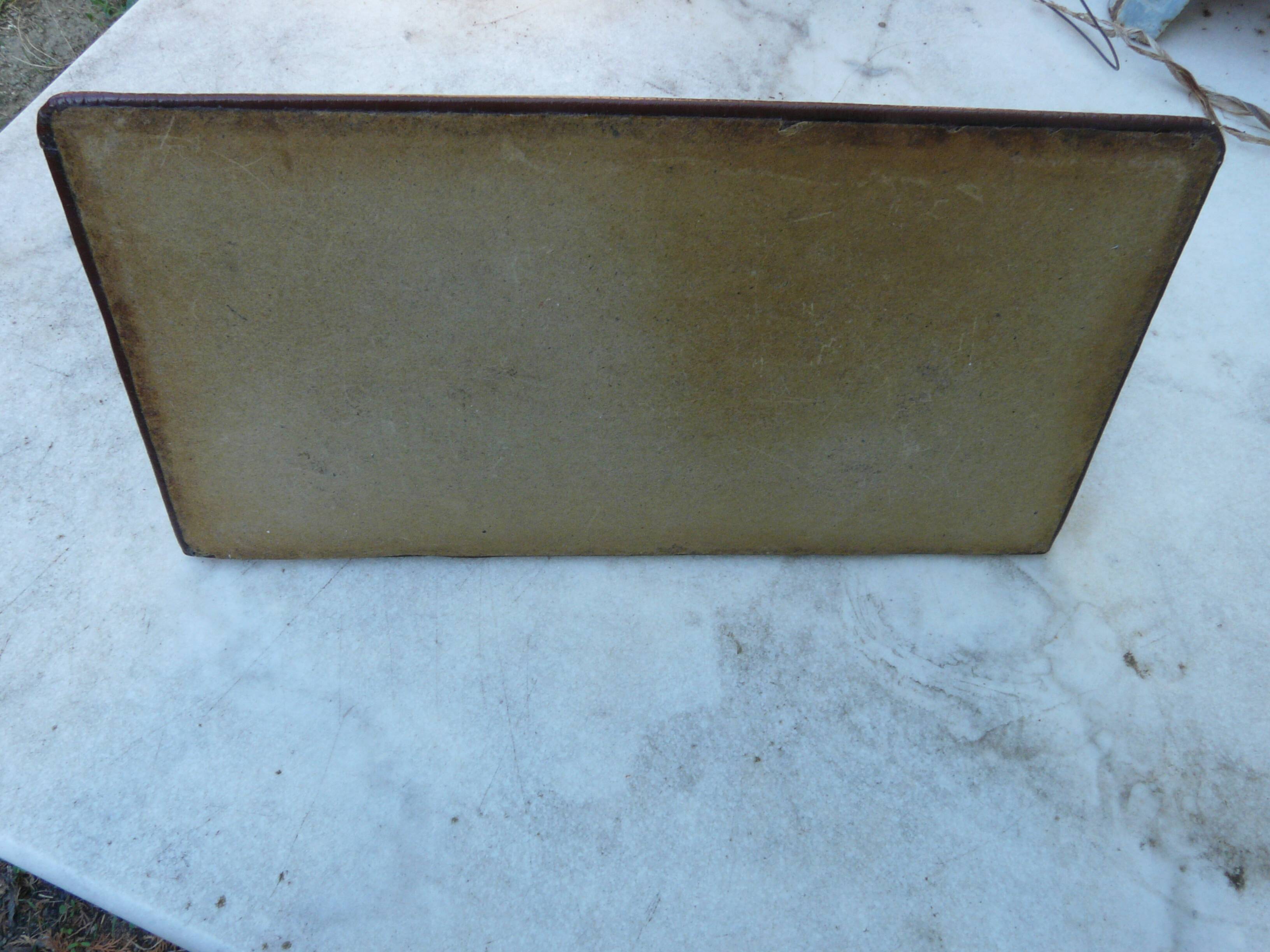 Porte courrier en cuir grainé bordeaux le tanneur