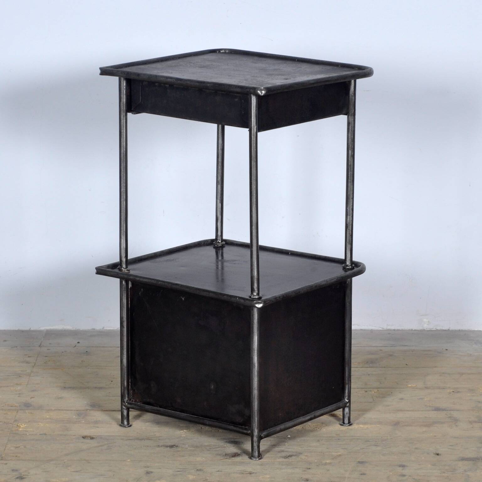 Table de nuit en fer, années 1910