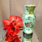 Vase en opaline verte à decor d'angelots motifs peints et emailles
