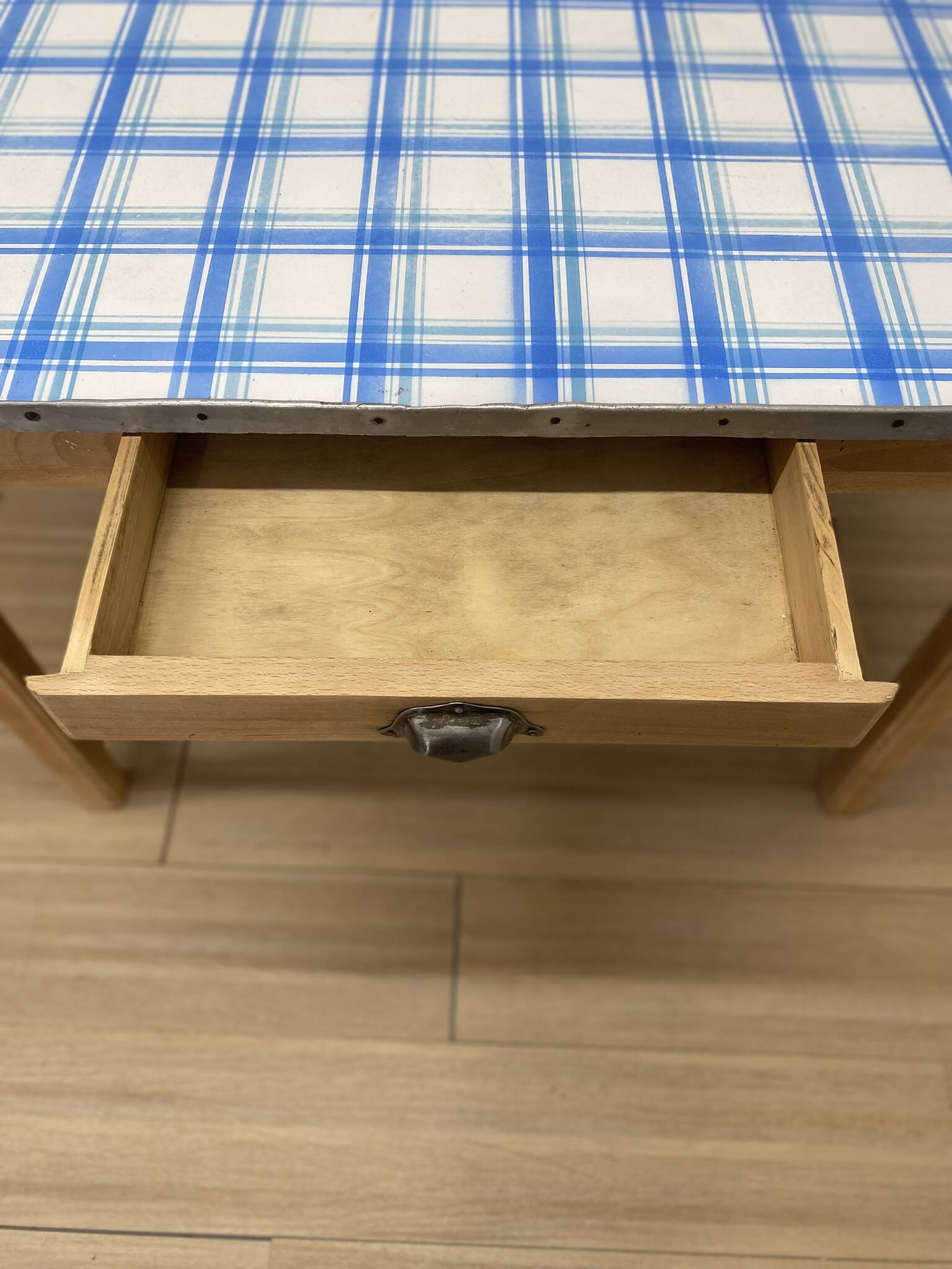 Farmhouse table with enamelled metal top