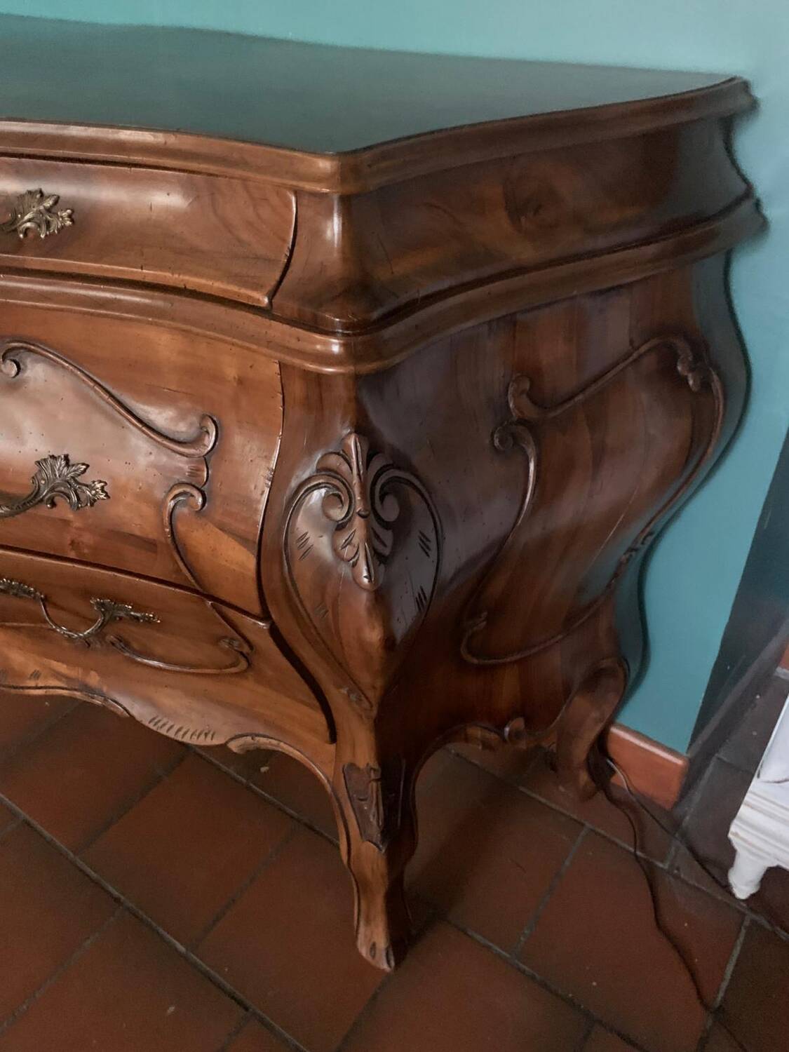 Walnut tomb chest of drawers