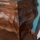 Commode tombeau en noyer